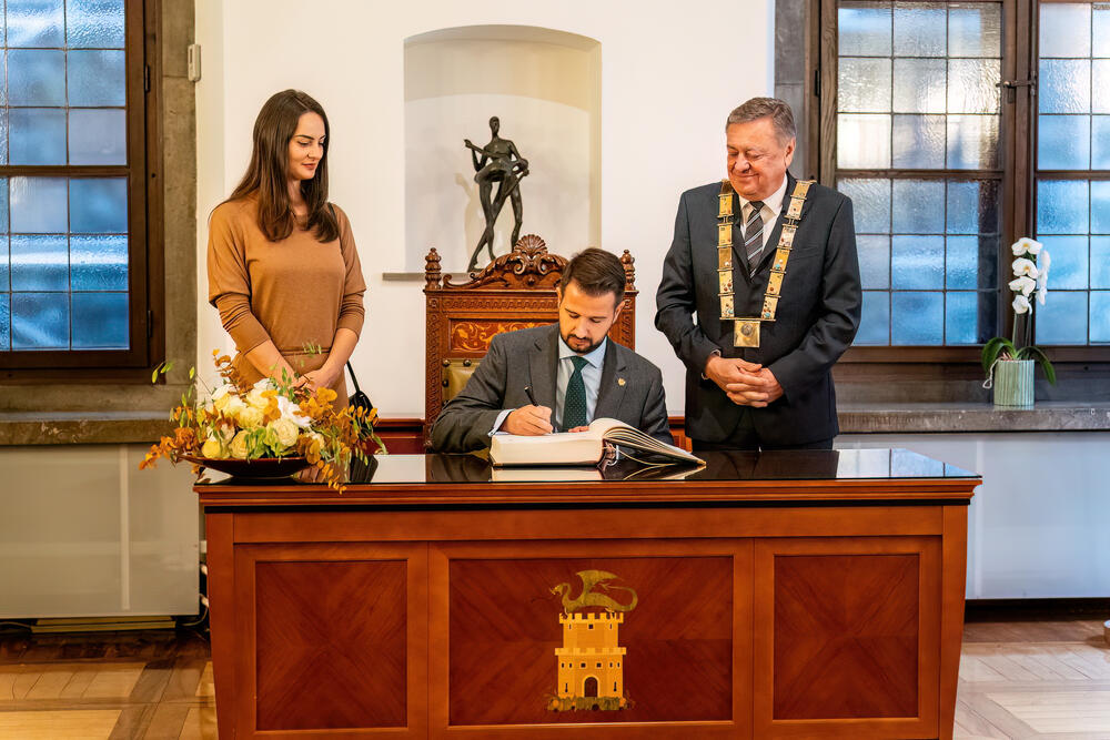 <p>"Teme razgovora bile su unapređenje bilateralne saradnje između dvije države, snažnija podrška Slovenije ubrzanju evropskog puta Crne Gore i jačanje ekonomske saradnje"</p>