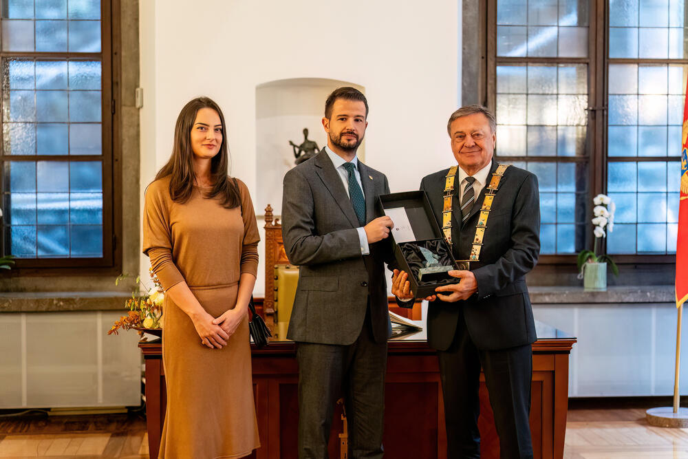 <p>"Teme razgovora bile su unapređenje bilateralne saradnje između dvije države, snažnija podrška Slovenije ubrzanju evropskog puta Crne Gore i jačanje ekonomske saradnje"</p>