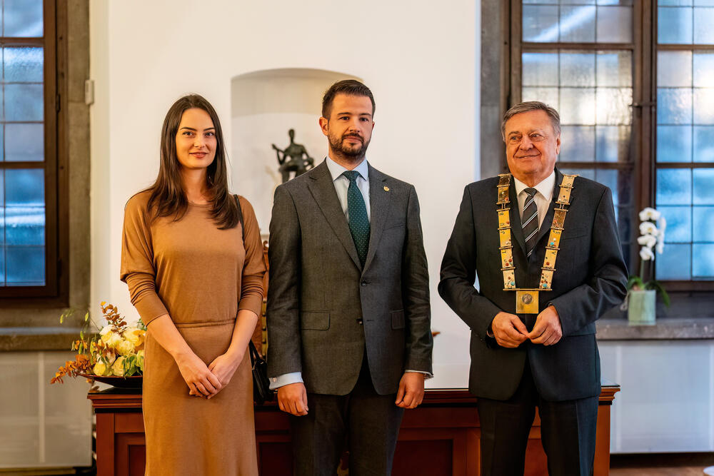 <p>"Teme razgovora bile su unapređenje bilateralne saradnje između dvije države, snažnija podrška Slovenije ubrzanju evropskog puta Crne Gore i jačanje ekonomske saradnje"</p>