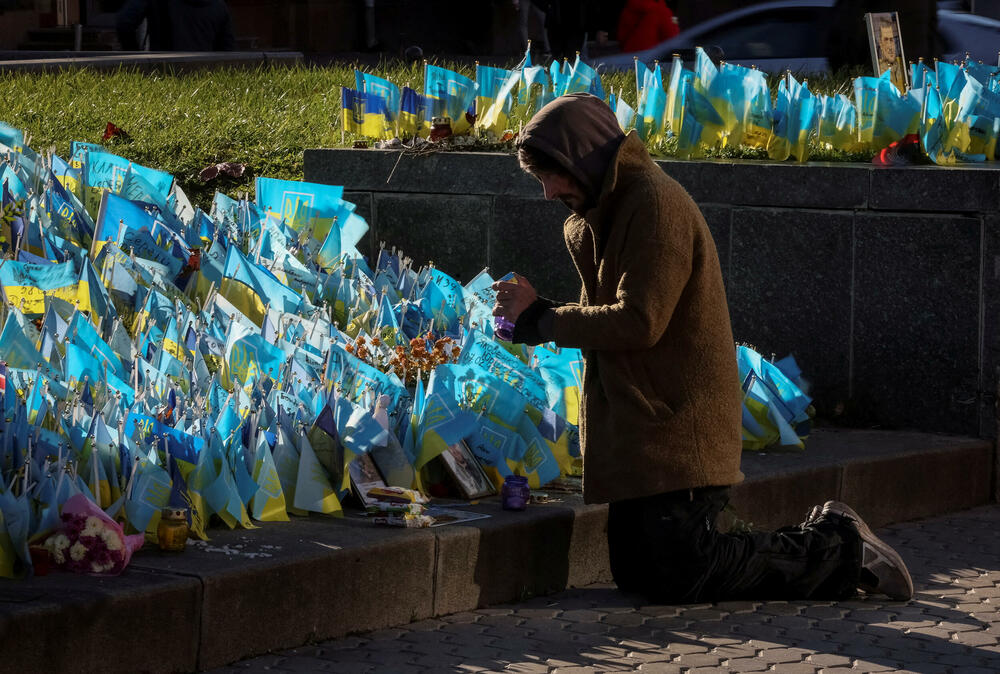 Odavanje pošte vojnicima na Trgu nezavisnosti u Kijevu