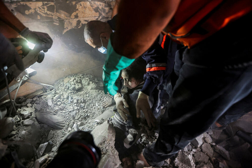 Spasioci iz ruševina zgrade u Kan Junisu izvlače povrijeđenu djevojčicu
