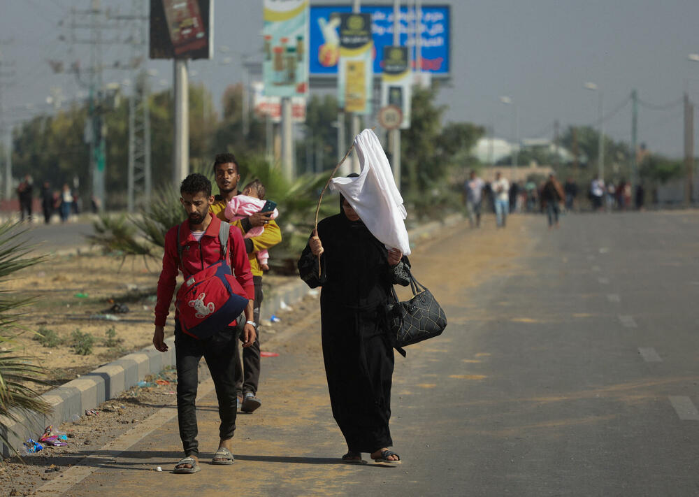 Palestinski civili napuštaju grad Gazu sa istaknutom bijelom zastavom