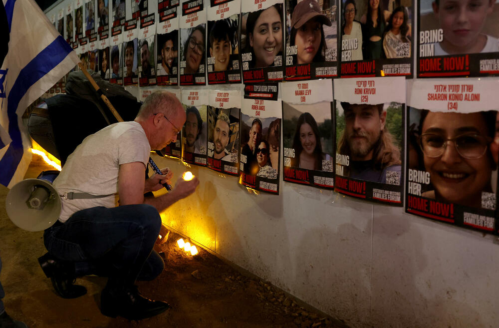 <p>Pjevajući i moleći se zajedno, roditelji i prijatelji su držali govore i pozivali na oslobađenje otetih</p>