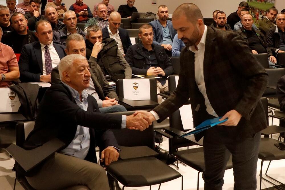 Dragan Vujović čestita Ristu Lakić, Foto: FSCG Centar