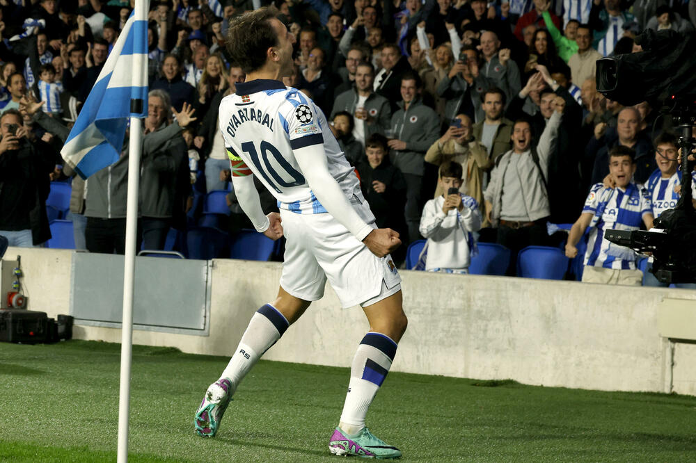 Kapiten Mikel Ojarzabal slavi sa navijačim pobjedu nad Benfikom, Foto: Reuters