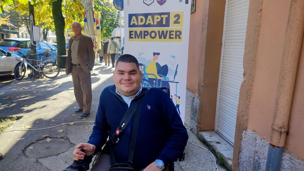 <p>Klub ima dvije prostorije ukupne kvadrature oko 40 metara kvadratnih, a prostor je ustupila lokalna uprava, koja je prethodno pomenutoj NVO obezbijedila automobil pristupačan osobama sa invaliditetom (OSI)<br /> </p>