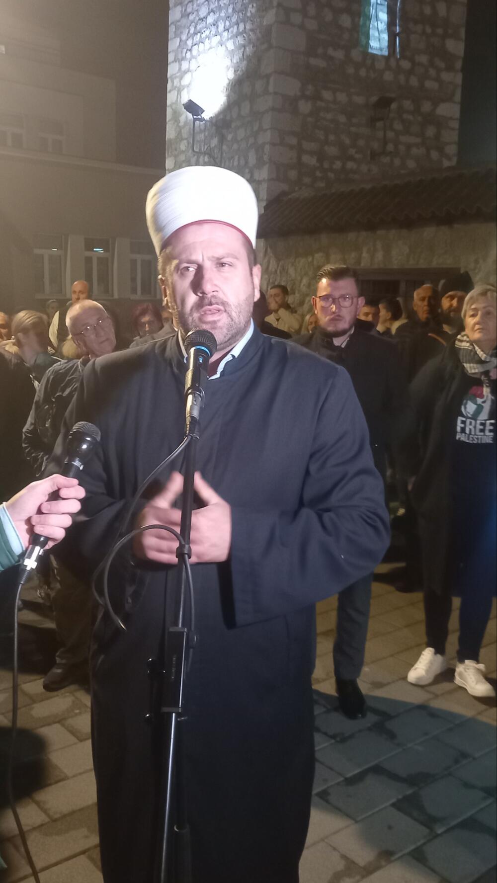 <p>Građani su nosili palestinske zastave i transparente.</p>