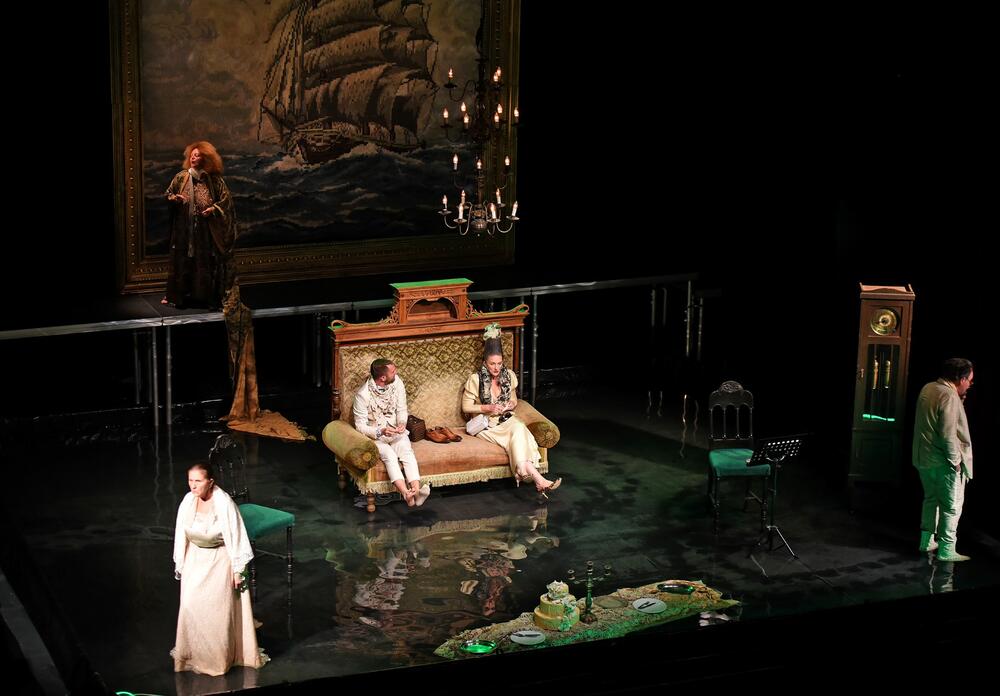 <p>Na sceni Nikšićkog pozorišta, u okviru Međunarodnog festivala glumca, izvedena predstava "Ćelava pjevačica"</p>