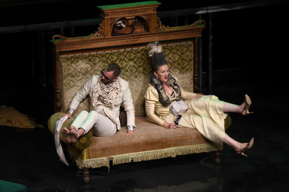 Iz predstave "Ćelava pjevačica", Foto: Luka Zeković