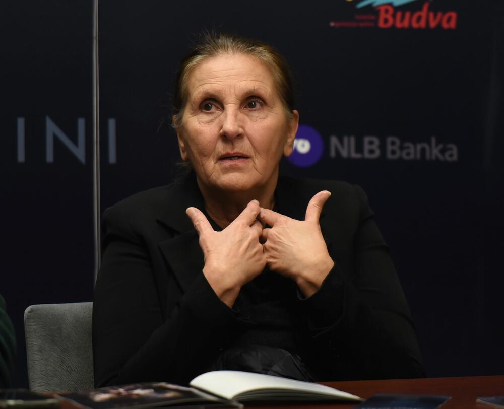 <p>Na sceni Nikšićkog pozorišta, u okviru Međunarodnog festivala glumca, izvedena predstava "Ćelava pjevačica"</p>