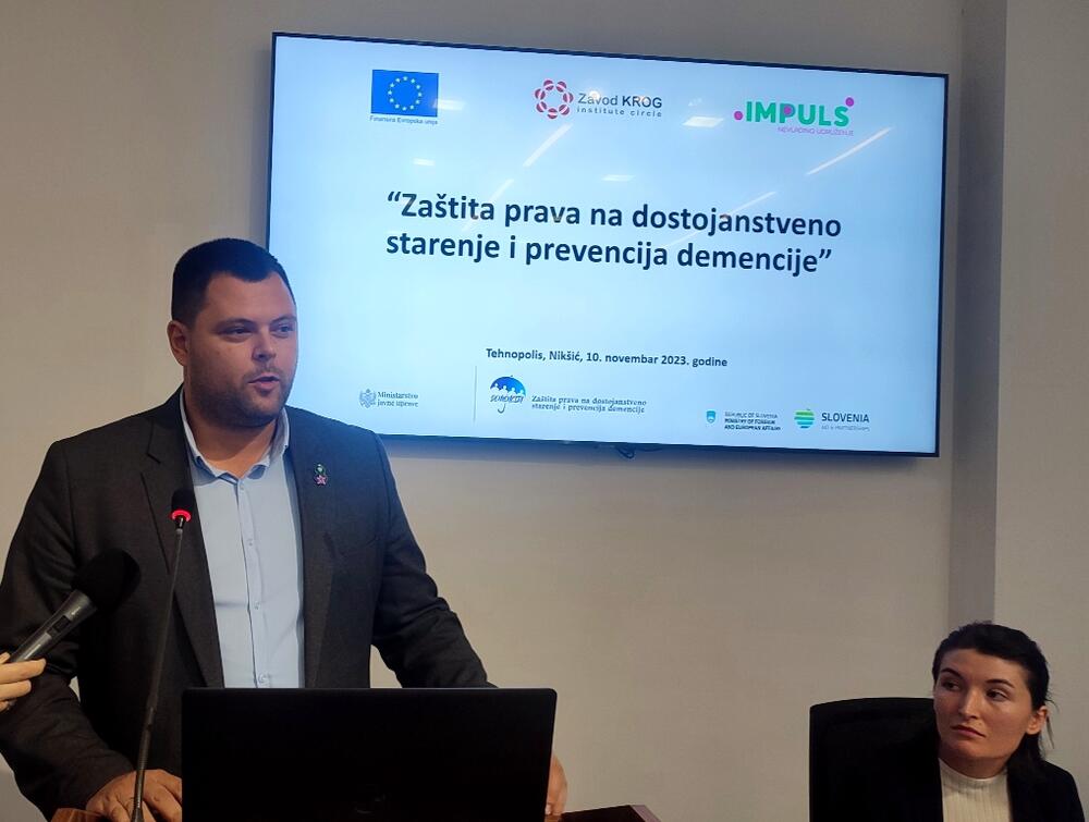 <p>"Istraživanje je pokazalo da u četvrtini slučajeva o starijim osobama u riziku od demencije ili oboljelima od demencije brigu vode supružnici što može dovesti do iscrpljivanja posebno ako u obzir uzmemo činjenicu da su i oni u poznom životnom dobu, te da je i njima potrebna odgovarajuća podrška i njega"</p>