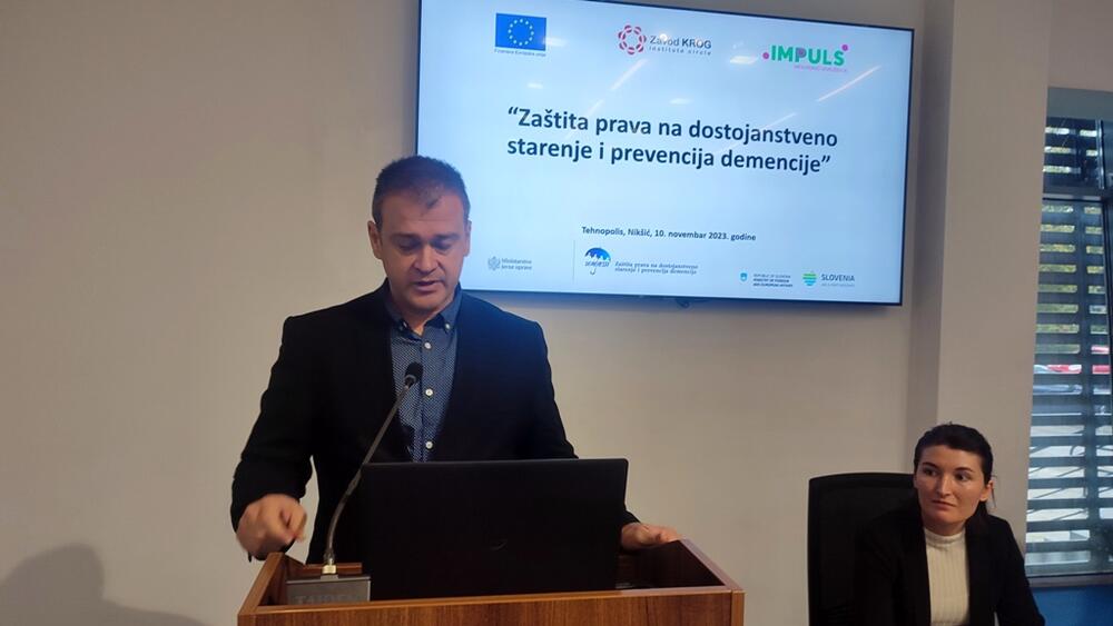 <p>"Istraživanje je pokazalo da u četvrtini slučajeva o starijim osobama u riziku od demencije ili oboljelima od demencije brigu vode supružnici što može dovesti do iscrpljivanja posebno ako u obzir uzmemo činjenicu da su i oni u poznom životnom dobu, te da je i njima potrebna odgovarajuća podrška i njega"</p>