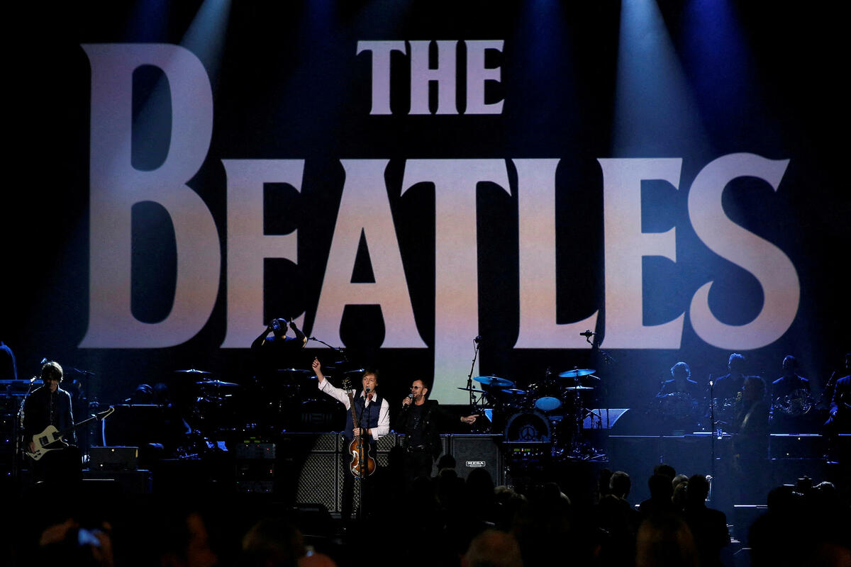 I Beatles raggiungono il primo posto nelle classifiche del Regno Unito con la canzone “Now and Then”