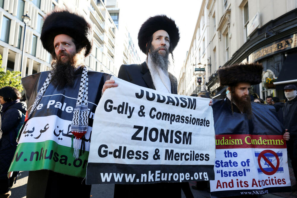 <p>Desničari su uzvikivali "Engleska do smrti" i "hoćemo nazad zemlju" prije nego što su se sukobili sa policijom koja je bila u punoj opremi za kontrolisanje nereda<br /> </p>