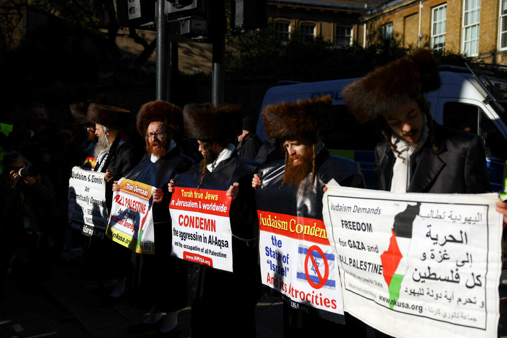 <p>Desničari su uzvikivali "Engleska do smrti" i "hoćemo nazad zemlju" prije nego što su se sukobili sa policijom koja je bila u punoj opremi za kontrolisanje nereda<br /> </p>