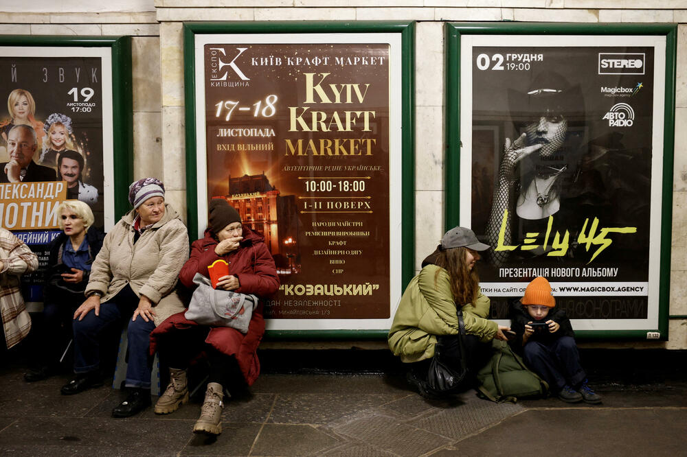 Ljudi sjede na stanici metroa da bi se sklonili od vazdušnog napada na Kijev, Foto: Reuters