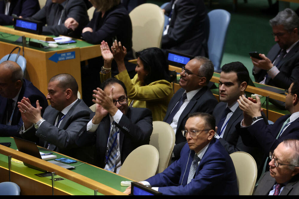 Diplomate aplaudiraju nakon usvajanja rezolucije o konfliktu između Hamasa i Izraela