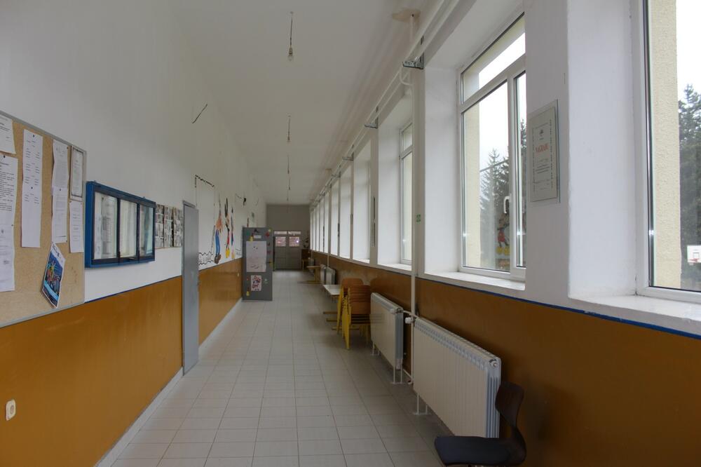 <p>Iz Ministarstva prosvjete, nauke i inovacija kazali su da je vrijednost radova 160.845 eura, a izvođači su kompanije Thermia iz Podgorice i Eurozox iz Danilovgrada</p>