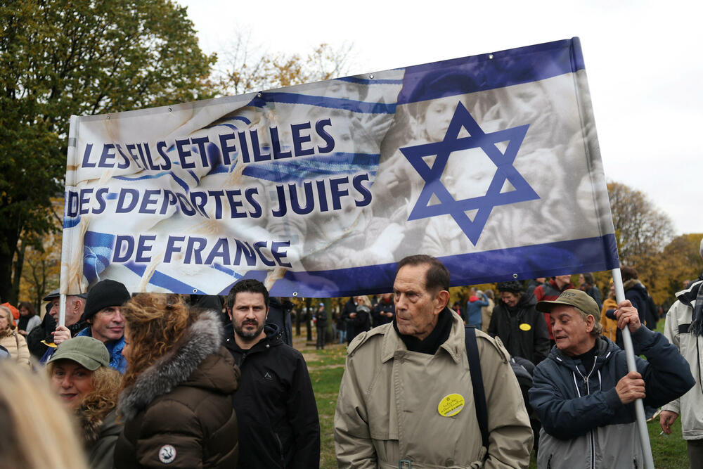 <p>Marš je počeo šetnjom sa ogromnim transparentom "Za Republiku, protiv antisemitizma" koji nose predsjednici oba doma parlamenta</p>