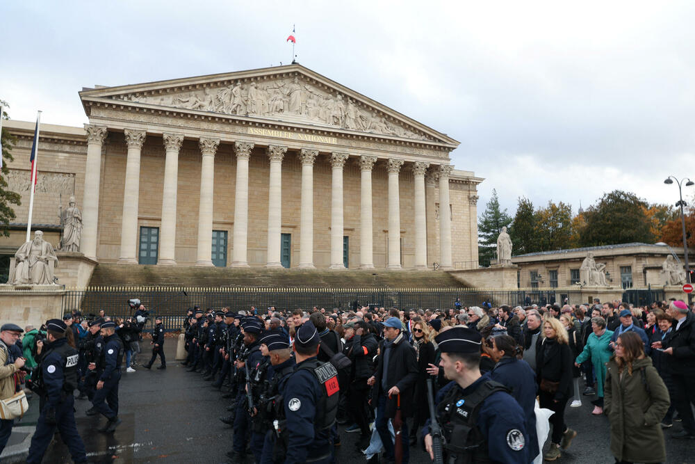 <p>Marš je počeo šetnjom sa ogromnim transparentom "Za Republiku, protiv antisemitizma" koji nose predsjednici oba doma parlamenta</p>