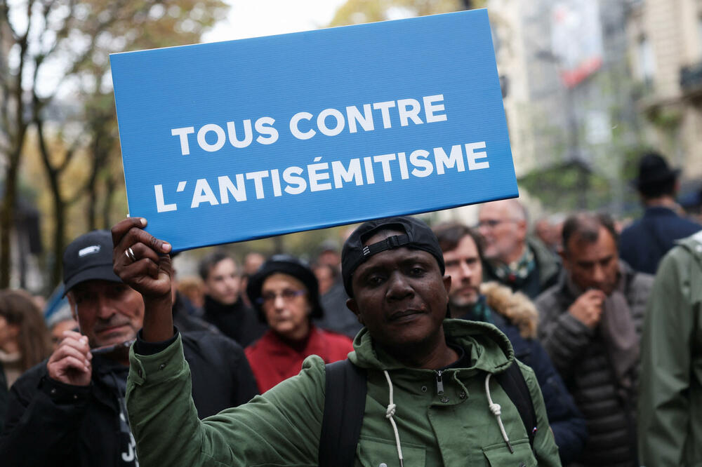 <p>Marš je počeo šetnjom sa ogromnim transparentom "Za Republiku, protiv antisemitizma" koji nose predsjednici oba doma parlamenta</p>