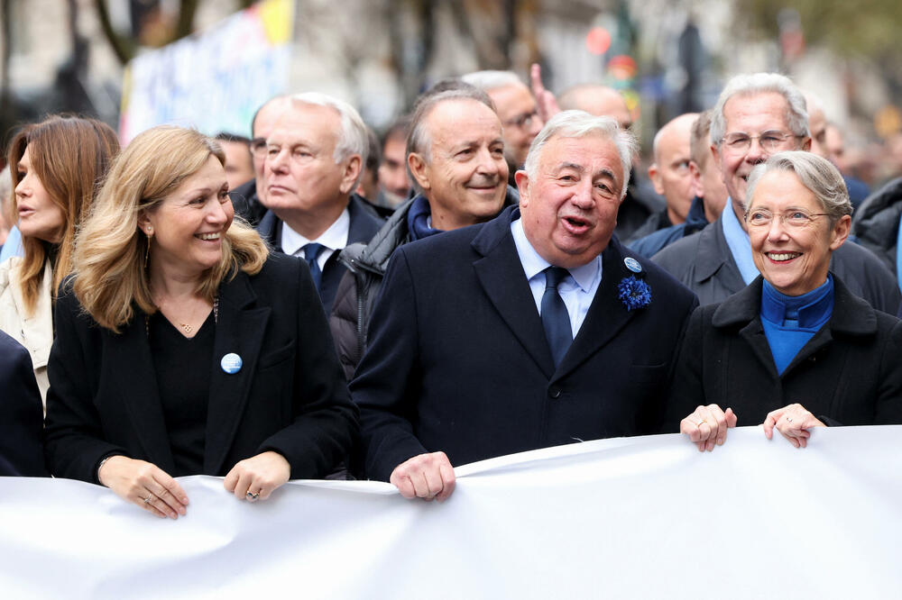 <p>Marš je počeo šetnjom sa ogromnim transparentom "Za Republiku, protiv antisemitizma" koji nose predsjednici oba doma parlamenta</p>