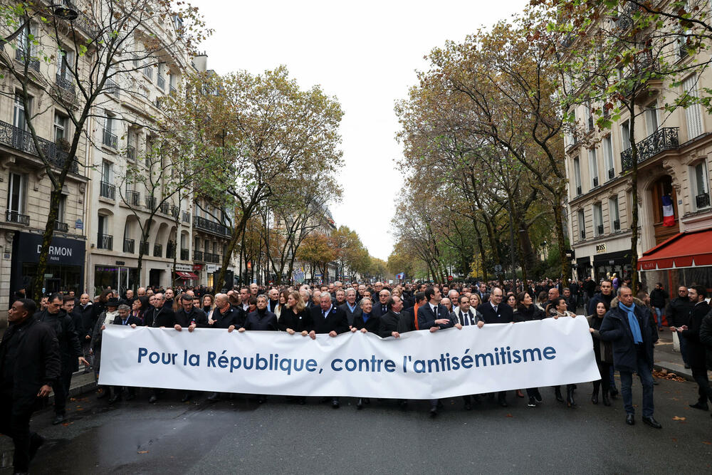 <p>Marš je počeo šetnjom sa ogromnim transparentom "Za Republiku, protiv antisemitizma" koji nose predsjednici oba doma parlamenta</p>