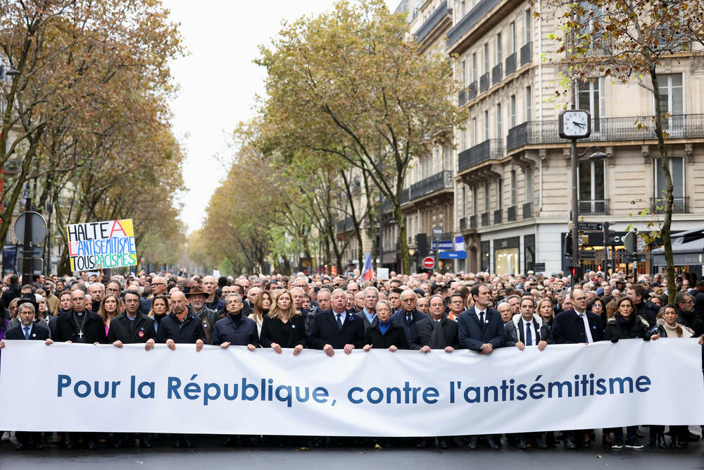 <p>Marš je počeo šetnjom sa ogromnim transparentom "Za Republiku, protiv antisemitizma" koji nose predsjednici oba doma parlamenta</p>