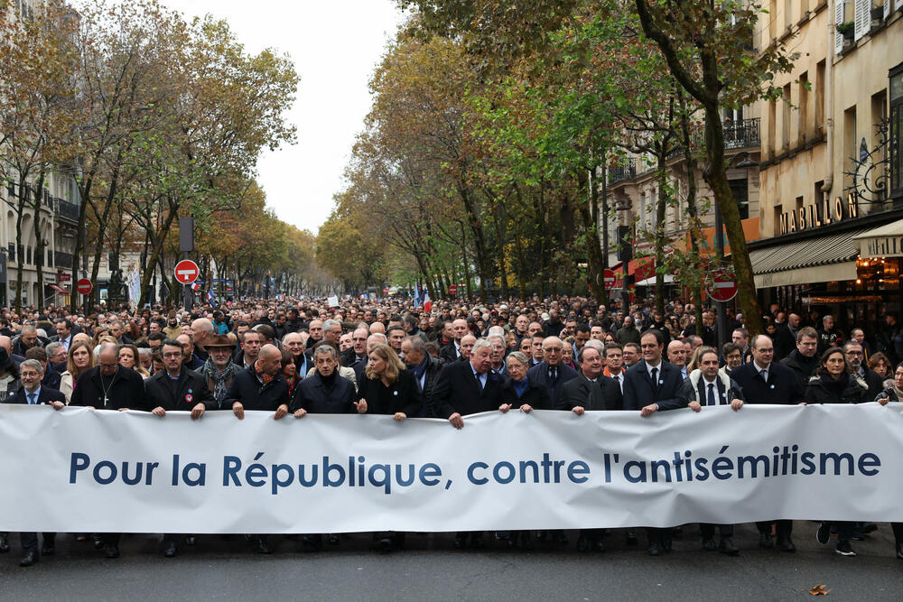 <p>Marš je počeo šetnjom sa ogromnim transparentom "Za Republiku, protiv antisemitizma" koji nose predsjednici oba doma parlamenta</p>