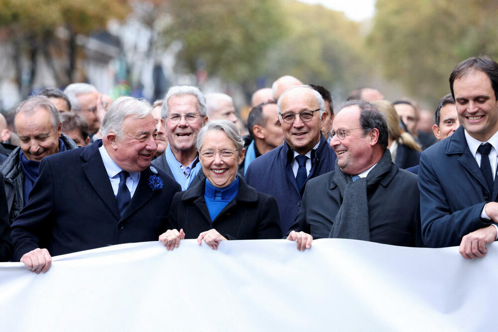 <p>Marš je počeo šetnjom sa ogromnim transparentom "Za Republiku, protiv antisemitizma" koji nose predsjednici oba doma parlamenta</p>