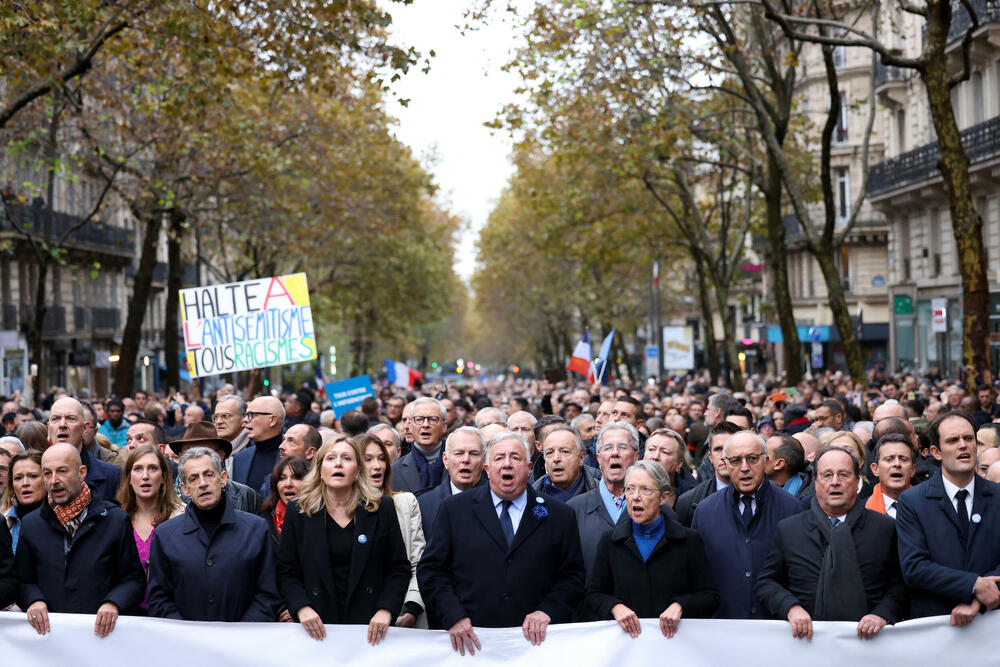 <p>Marš je počeo šetnjom sa ogromnim transparentom "Za Republiku, protiv antisemitizma" koji nose predsjednici oba doma parlamenta</p>