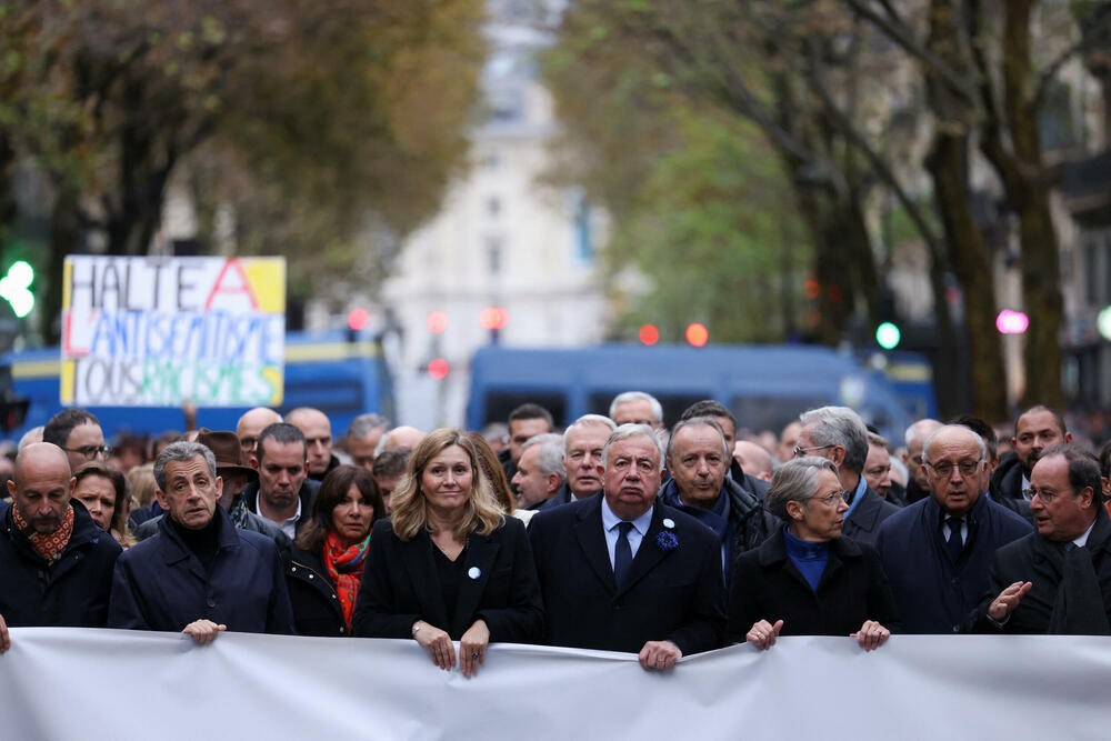 <p>Marš je počeo šetnjom sa ogromnim transparentom "Za Republiku, protiv antisemitizma" koji nose predsjednici oba doma parlamenta</p>