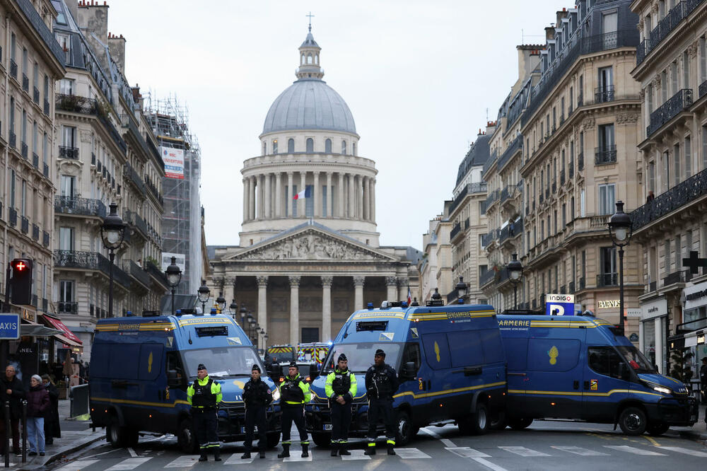 <p>Marš je počeo šetnjom sa ogromnim transparentom "Za Republiku, protiv antisemitizma" koji nose predsjednici oba doma parlamenta</p>