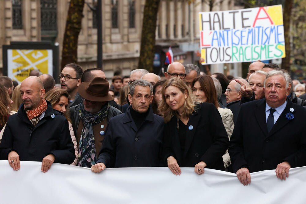 <p>Marš je počeo šetnjom sa ogromnim transparentom "Za Republiku, protiv antisemitizma" koji nose predsjednici oba doma parlamenta</p>