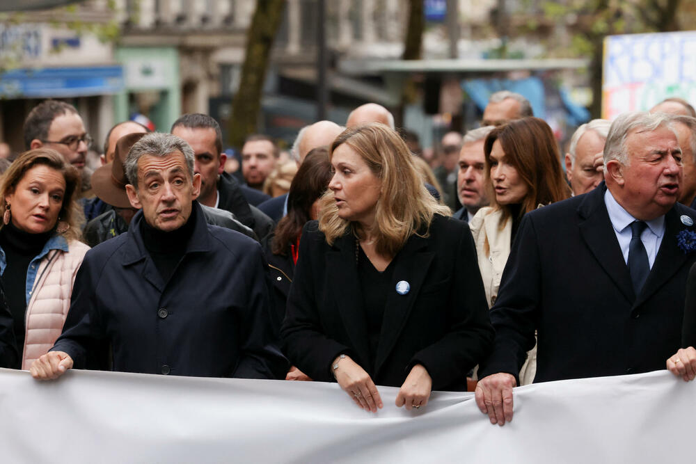 <p>Marš je počeo šetnjom sa ogromnim transparentom "Za Republiku, protiv antisemitizma" koji nose predsjednici oba doma parlamenta</p>