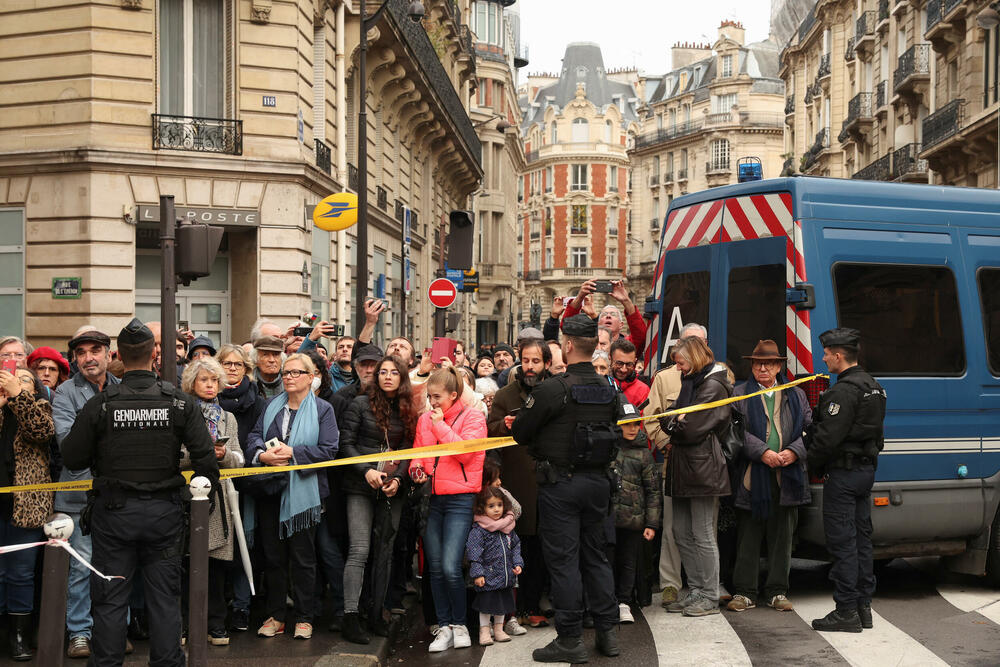 <p>Marš je počeo šetnjom sa ogromnim transparentom "Za Republiku, protiv antisemitizma" koji nose predsjednici oba doma parlamenta</p>