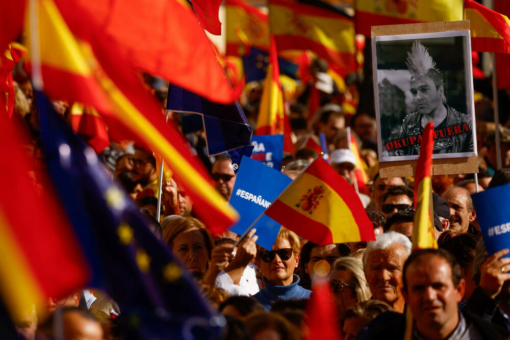 <p>"On (Sančez) je izdao koegzistenciju, demokratiju... on ne može da nastavi da vlada", rekao je bankar Tomas Perez (38), držeći natpis "Sančez izdajnik"</p>