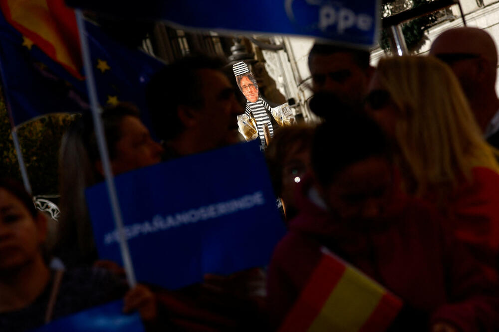 <p>"On (Sančez) je izdao koegzistenciju, demokratiju... on ne može da nastavi da vlada", rekao je bankar Tomas Perez (38), držeći natpis "Sančez izdajnik"</p>