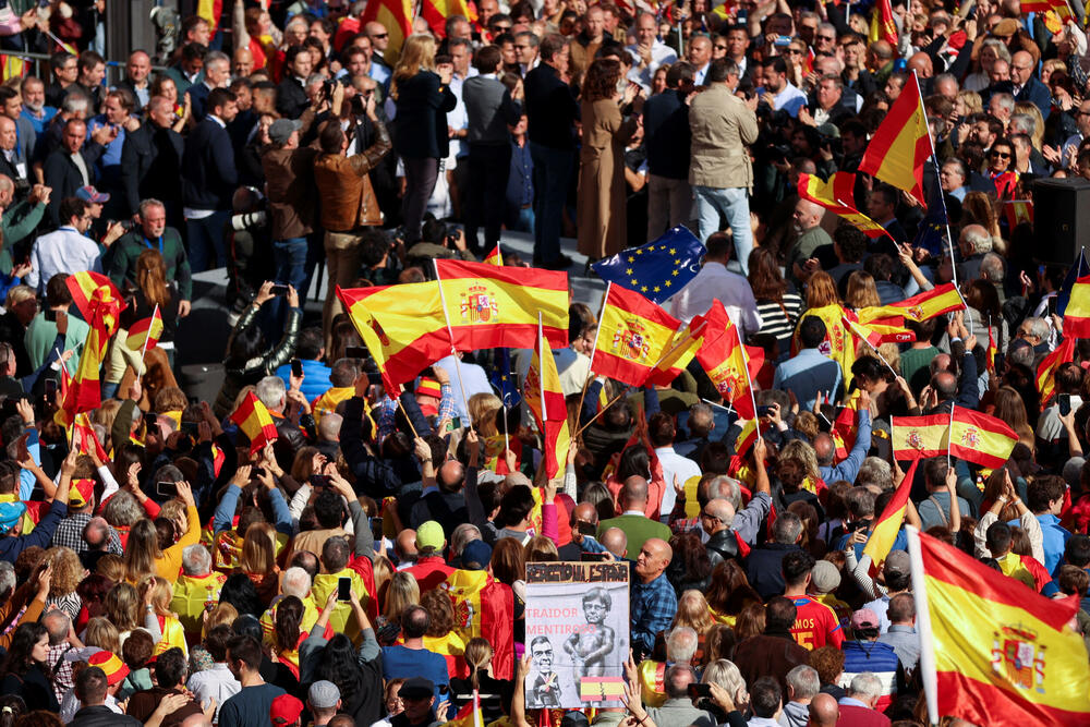 <p>"On (Sančez) je izdao koegzistenciju, demokratiju... on ne može da nastavi da vlada", rekao je bankar Tomas Perez (38), držeći natpis "Sančez izdajnik"</p>