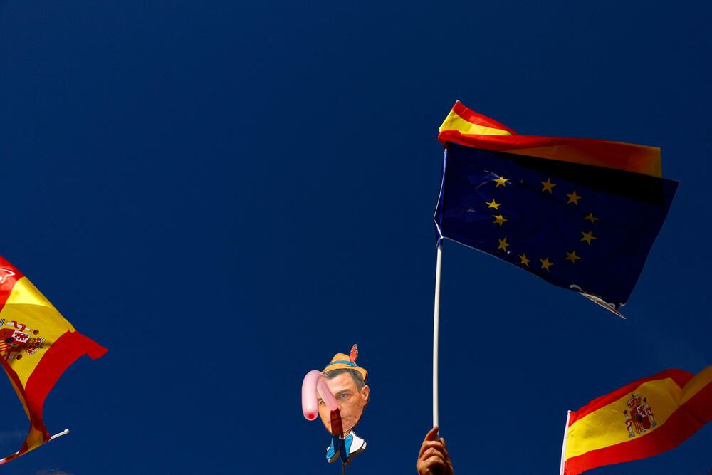 <p>"On (Sančez) je izdao koegzistenciju, demokratiju... on ne može da nastavi da vlada", rekao je bankar Tomas Perez (38), držeći natpis "Sančez izdajnik"</p>