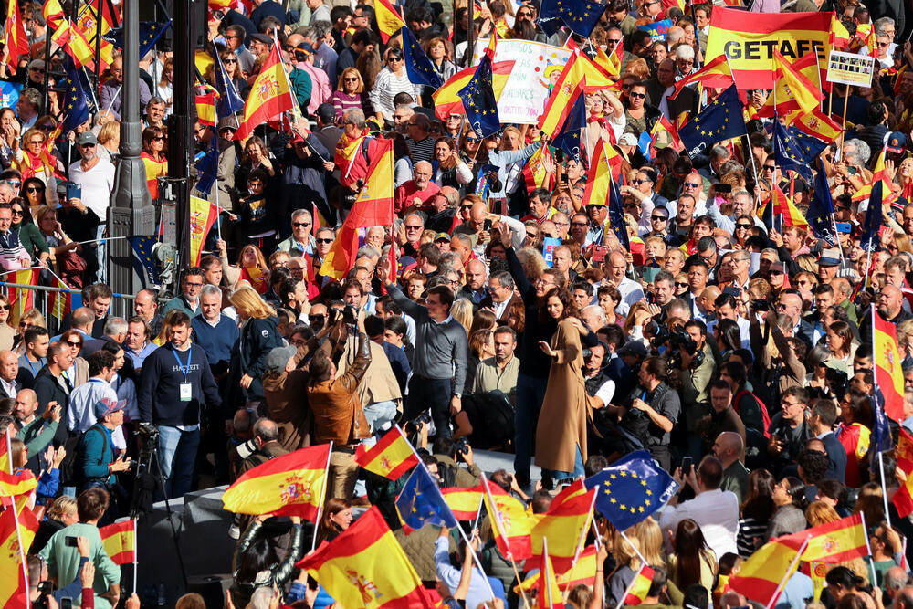 <p>"On (Sančez) je izdao koegzistenciju, demokratiju... on ne može da nastavi da vlada", rekao je bankar Tomas Perez (38), držeći natpis "Sančez izdajnik"</p>