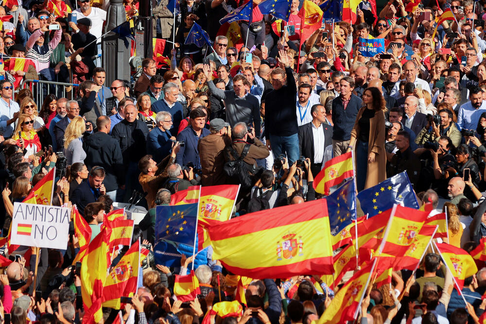 <p>"On (Sančez) je izdao koegzistenciju, demokratiju... on ne može da nastavi da vlada", rekao je bankar Tomas Perez (38), držeći natpis "Sančez izdajnik"</p>