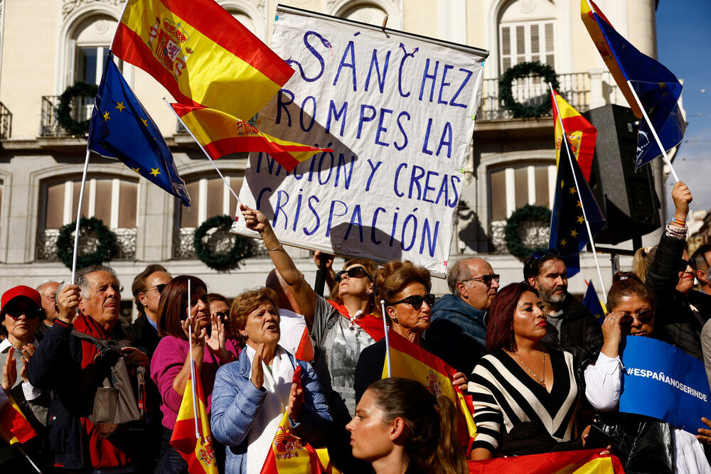 <p>"On (Sančez) je izdao koegzistenciju, demokratiju... on ne može da nastavi da vlada", rekao je bankar Tomas Perez (38), držeći natpis "Sančez izdajnik"</p>