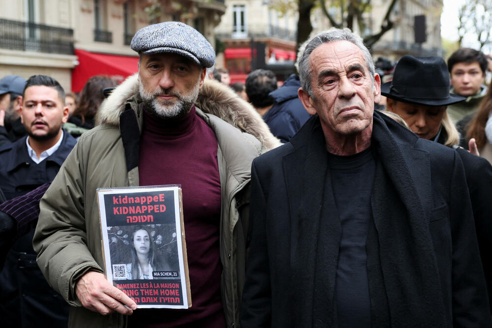 <p>Marš je počeo šetnjom sa ogromnim transparentom "Za Republiku, protiv antisemitizma" koji nose predsjednici oba doma parlamenta</p>