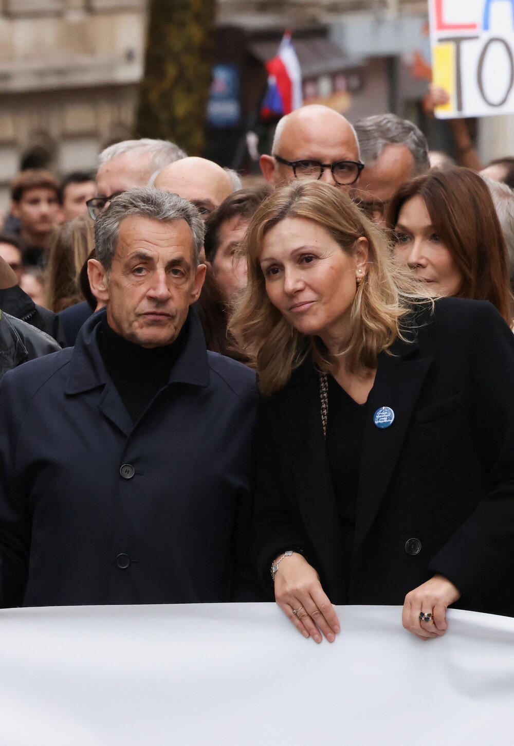 <p>Marš je počeo šetnjom sa ogromnim transparentom "Za Republiku, protiv antisemitizma" koji nose predsjednici oba doma parlamenta</p>