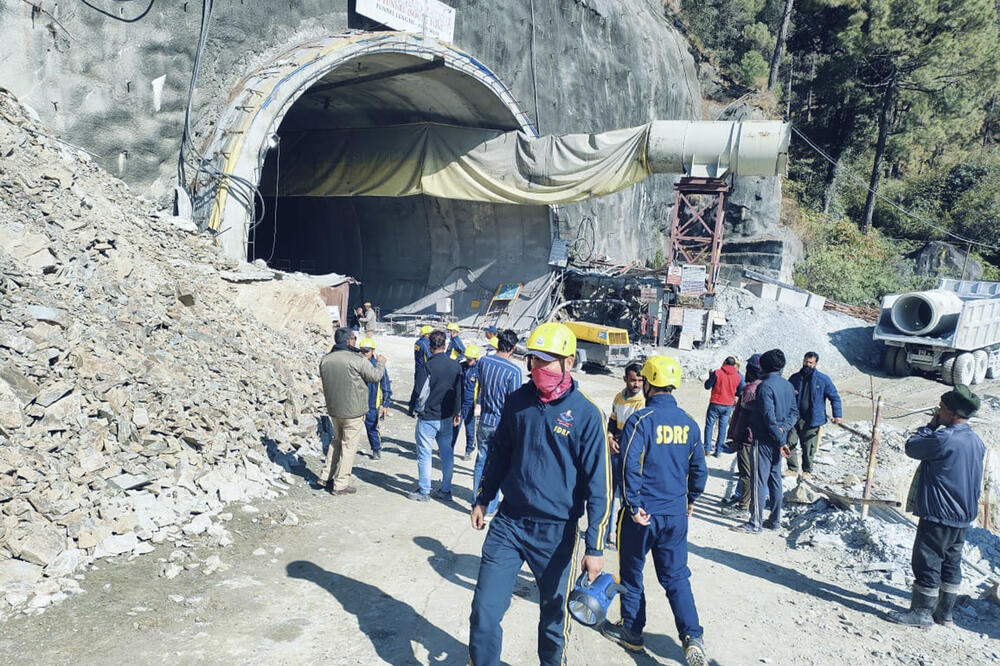 Spasioci ispred tunela, Foto: Beta/AP