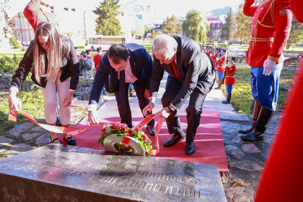 <p>"Danas, stojeći na ovom mjestu, prisjećamo se žrtve koju su ti hrabri pojedinci podnijeli kako bi osigurali pravdu za buduće generacije i odajemo im počast, svjesni činjenice da im dugujemo slobodu koju živimo"</p>