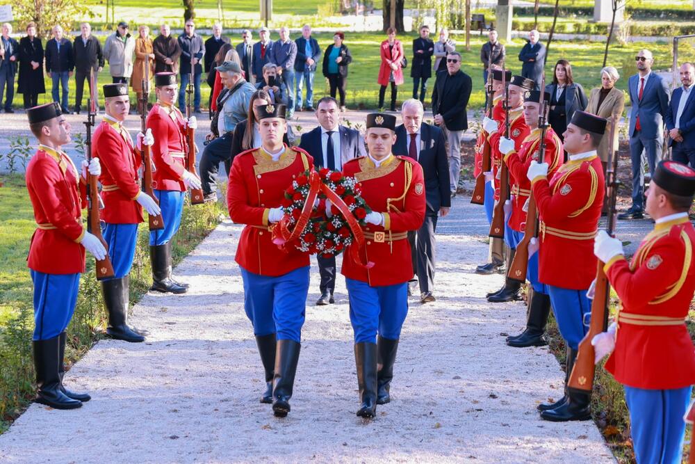 <p>"Danas, stojeći na ovom mjestu, prisjećamo se žrtve koju su ti hrabri pojedinci podnijeli kako bi osigurali pravdu za buduće generacije i odajemo im počast, svjesni činjenice da im dugujemo slobodu koju živimo"</p>