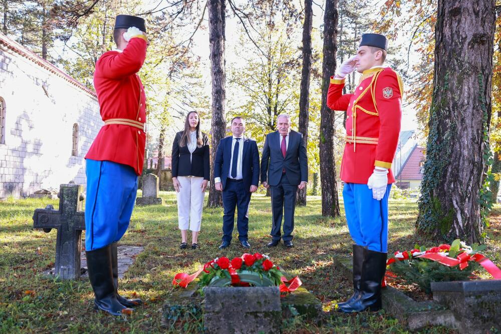 <p>"Danas, stojeći na ovom mjestu, prisjećamo se žrtve koju su ti hrabri pojedinci podnijeli kako bi osigurali pravdu za buduće generacije i odajemo im počast, svjesni činjenice da im dugujemo slobodu koju živimo"</p>