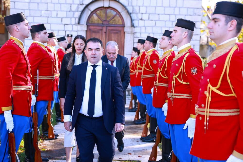 <p>"Danas, stojeći na ovom mjestu, prisjećamo se žrtve koju su ti hrabri pojedinci podnijeli kako bi osigurali pravdu za buduće generacije i odajemo im počast, svjesni činjenice da im dugujemo slobodu koju živimo"</p>